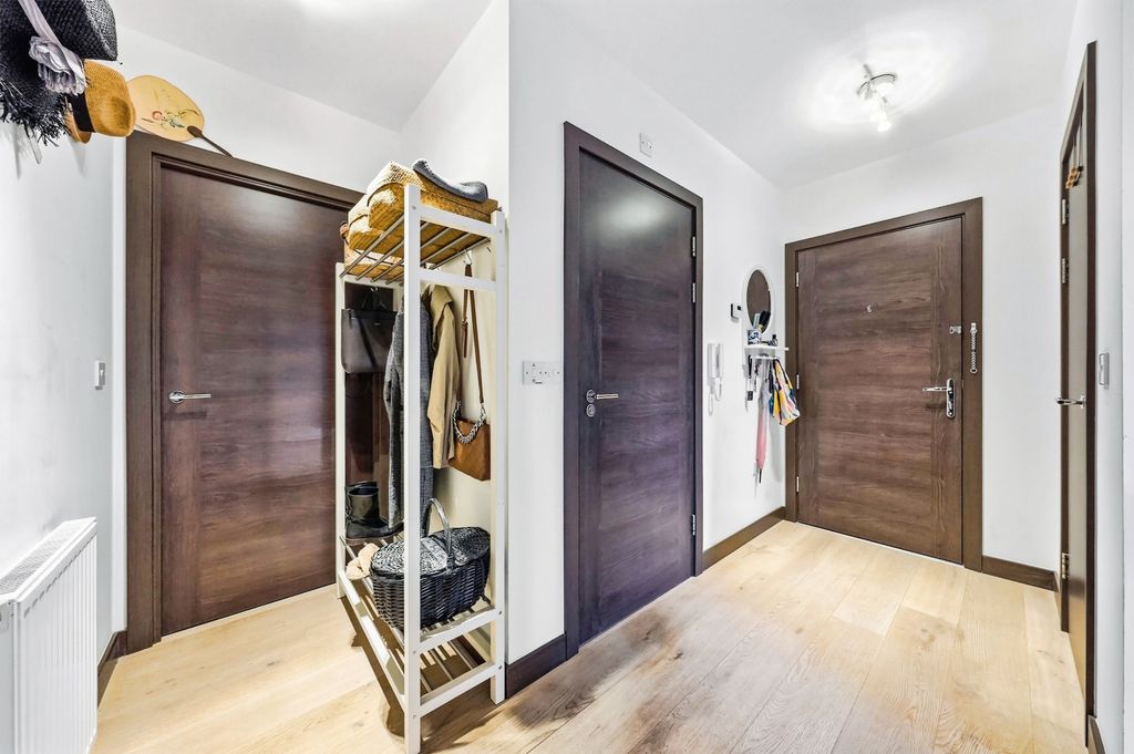 Property photo 2 of 19 Entrance Hall