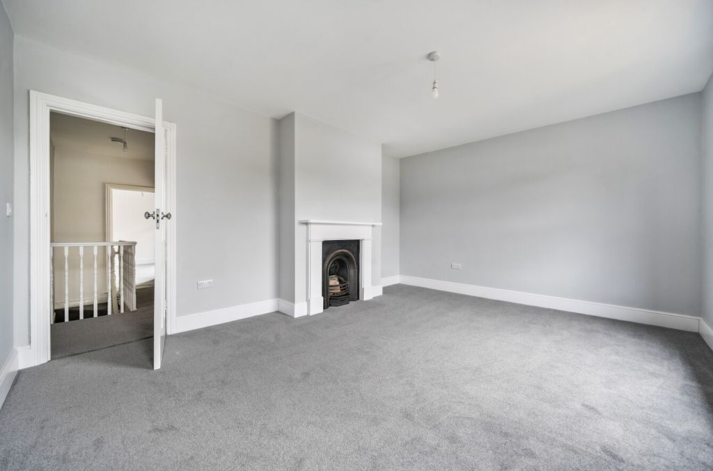 Property photo 3 of 11 1316741-18-685Bda...