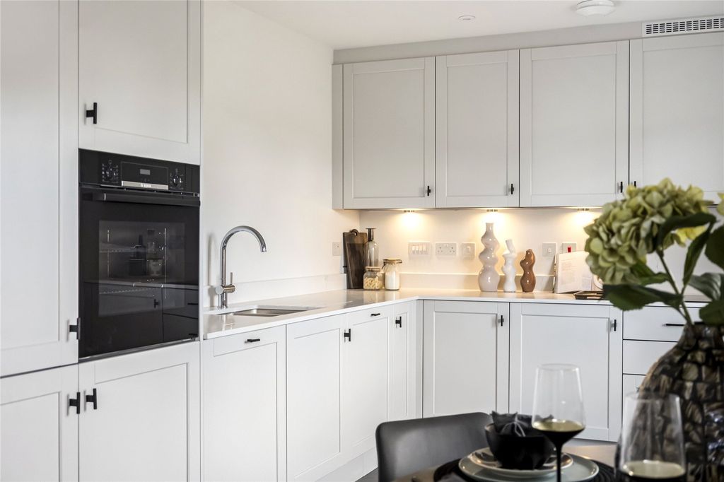 Property photo 3 of 9 Show Home