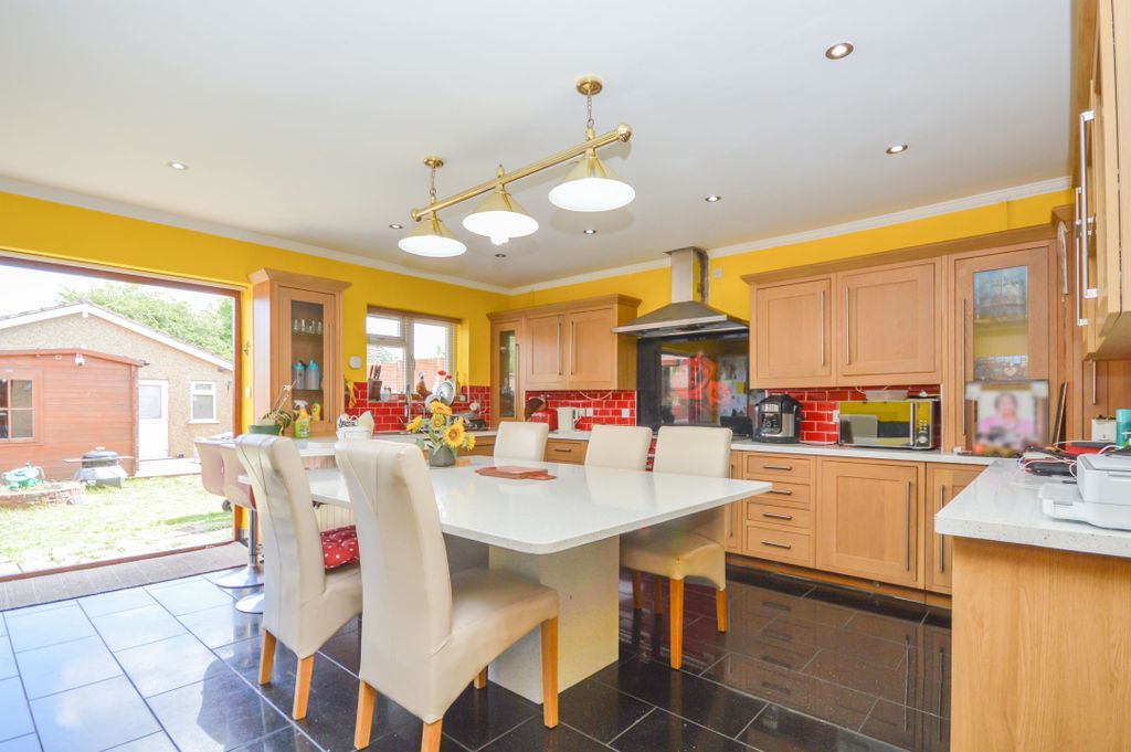 Property photo 3 of 9 Kitchen