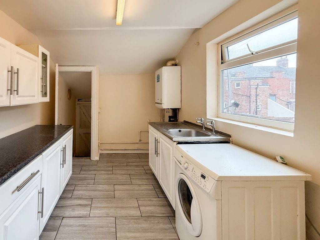 Property photo 3 of 8 Kitchen