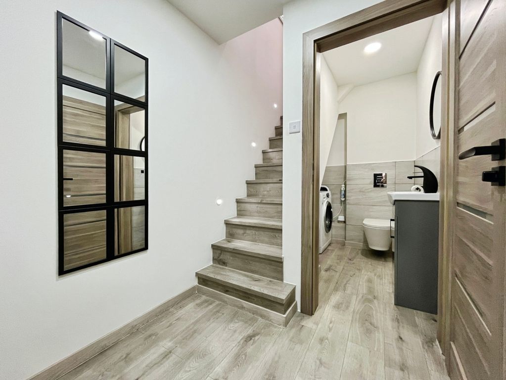 Property photo 2 of 21 Entrance Hall