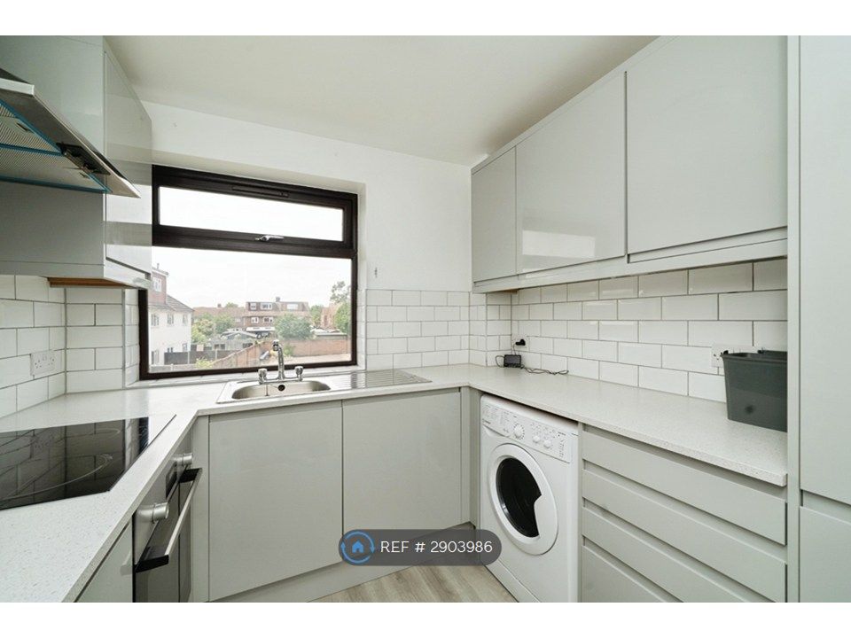 Property photo 3 of 11 Kitchen