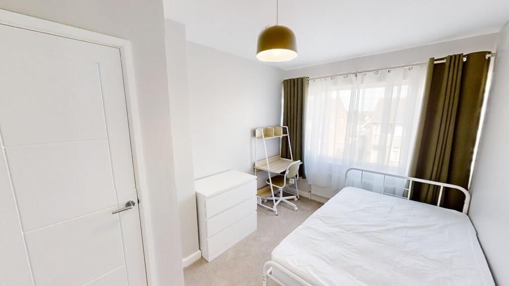 Property photo 3 of 13 Bright And Tidy Double Bedroom Featuring A Comfort...