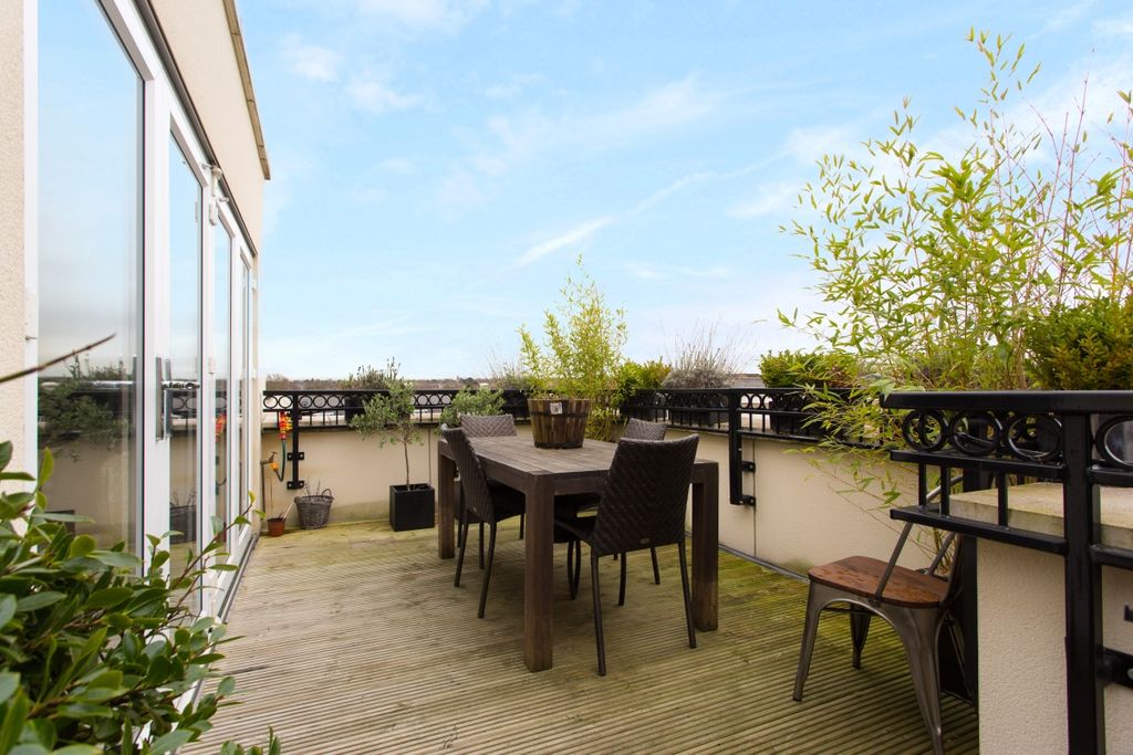 Property photo 3 of 9 Roof Terrace 2