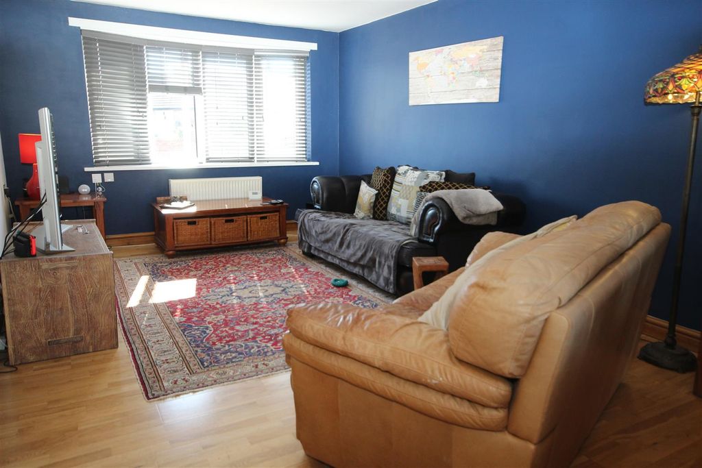 Property photo 2 of 19 Lounge