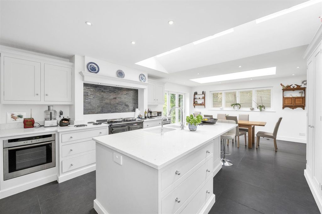 Property photo 2 of 15 3-Blackmoor- Manor-01.Jpg