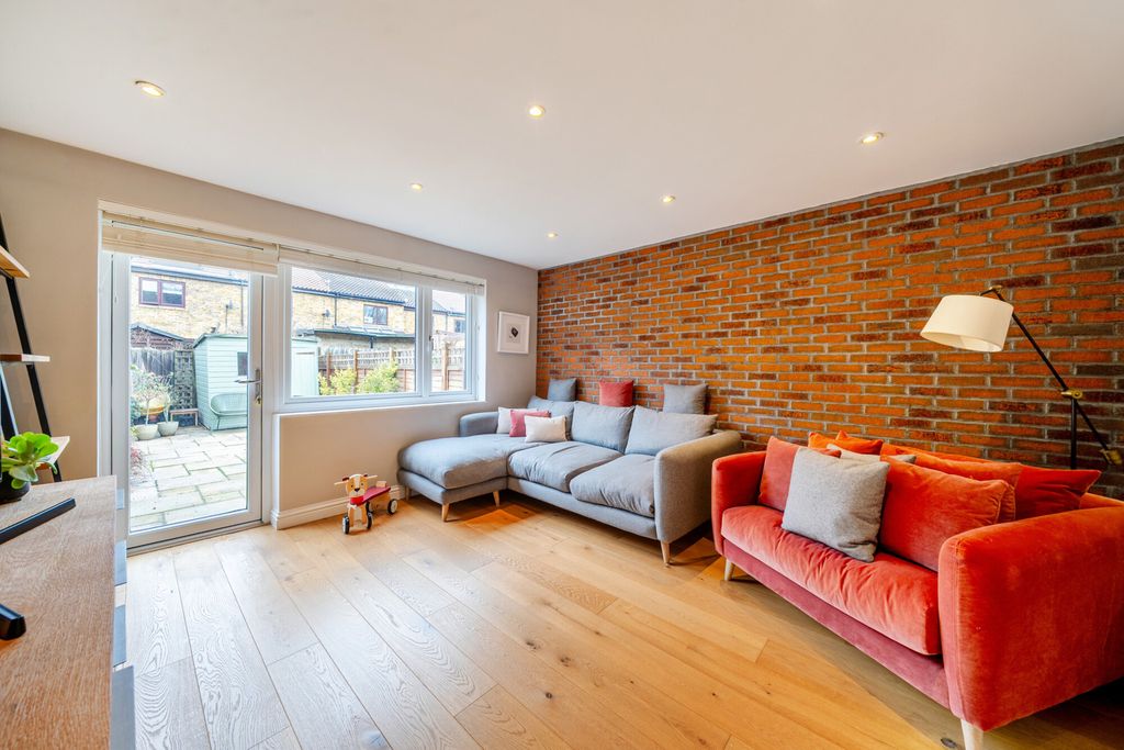 Property photo 2 of 18 Lounge