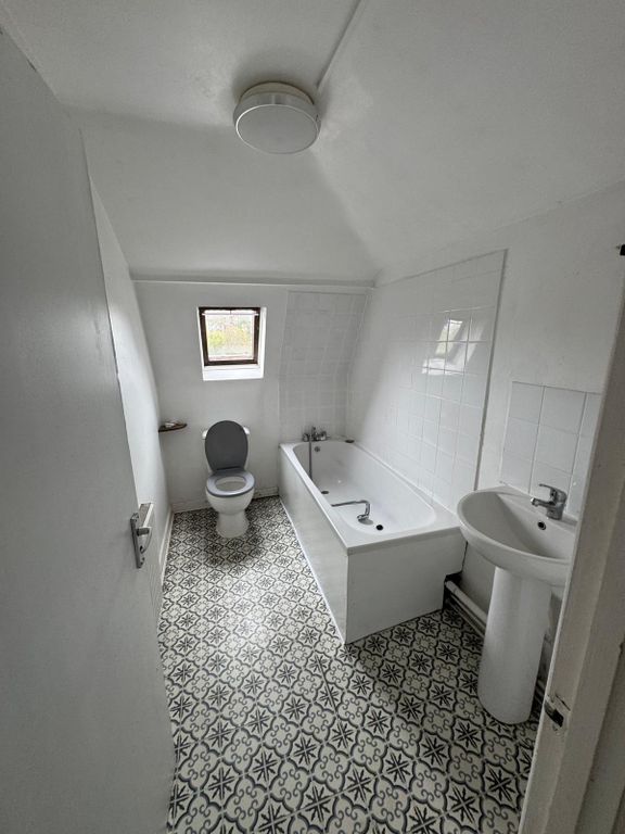 Property photo 1 of 7 Bright Bathroom With Stylish Patterned Tiles....