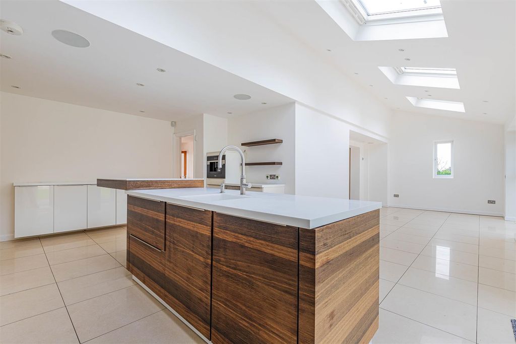 Property photo 2 of 41 Bronwydd Close 6-15.Jpg