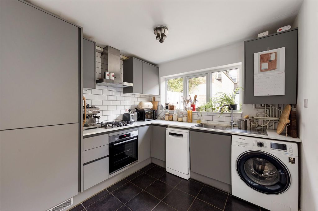 Property photo 3 of 30 Renness Road, E17