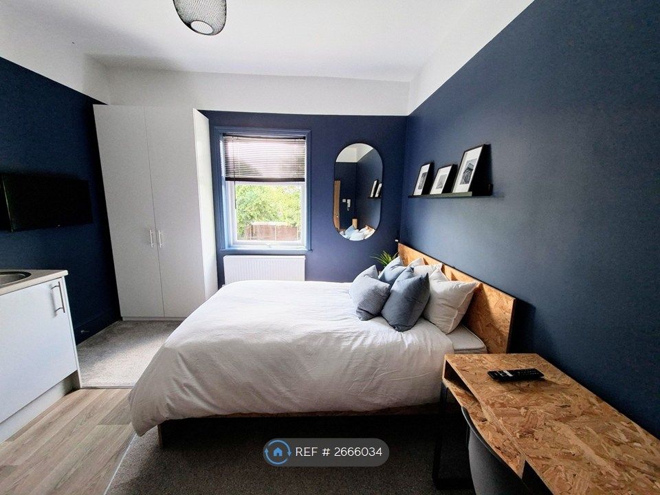 Property photo 3 of 14 Room 3 - Ensuite + Kitchenette