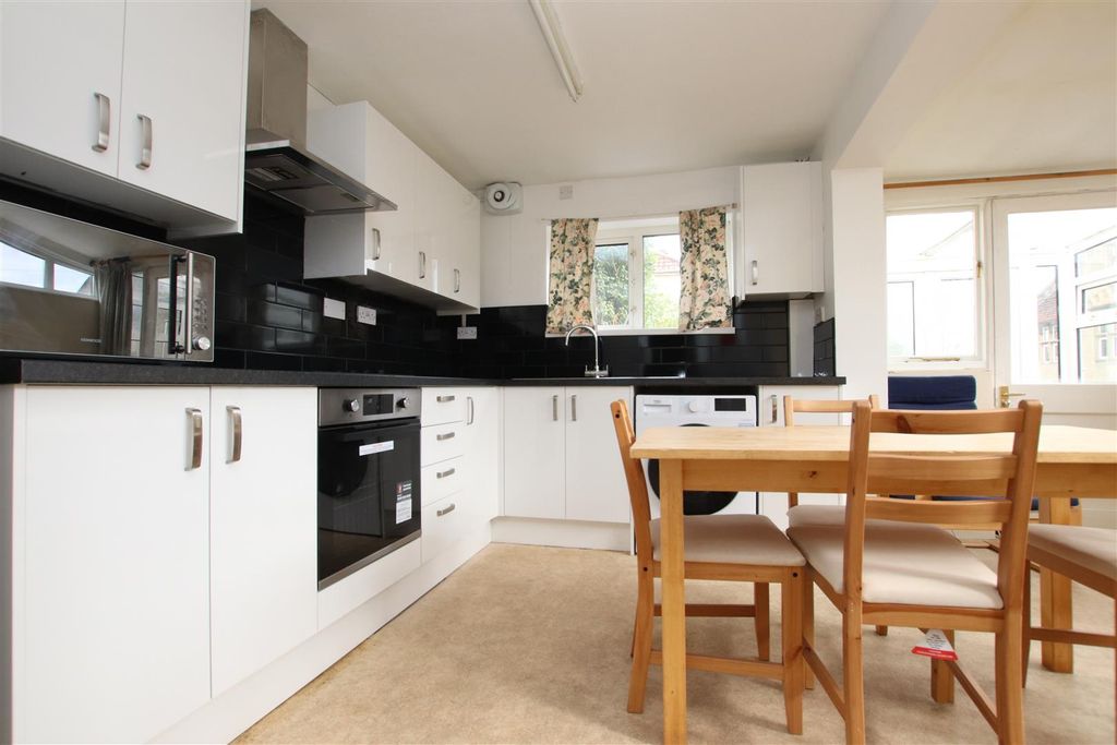 Property photo 1 of 11 Kitchen