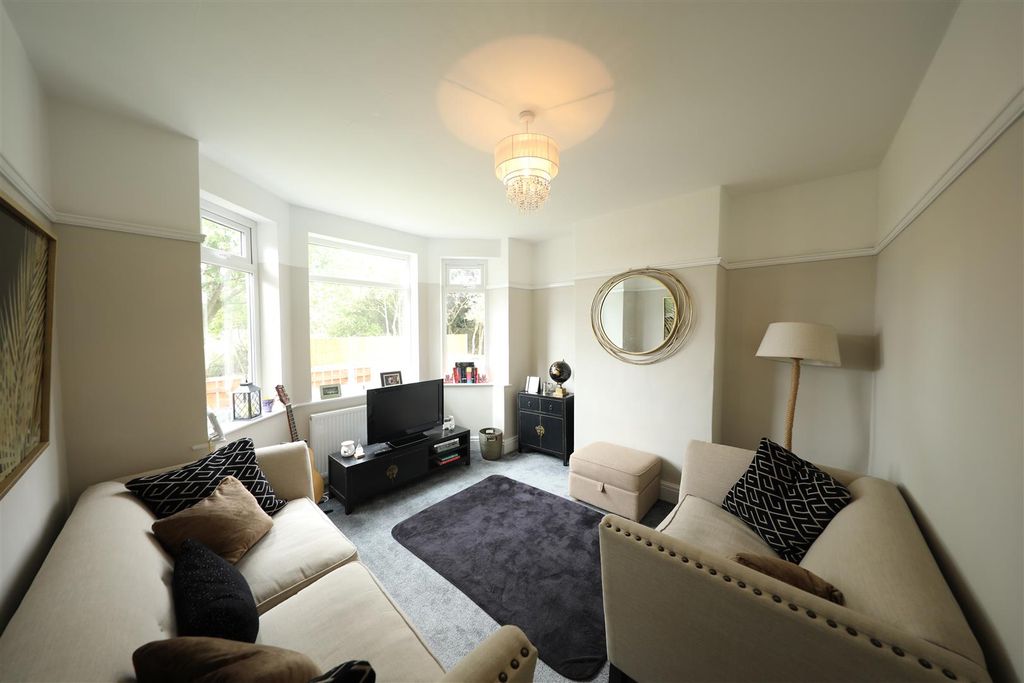 Property photo 3 of 18 Lounge