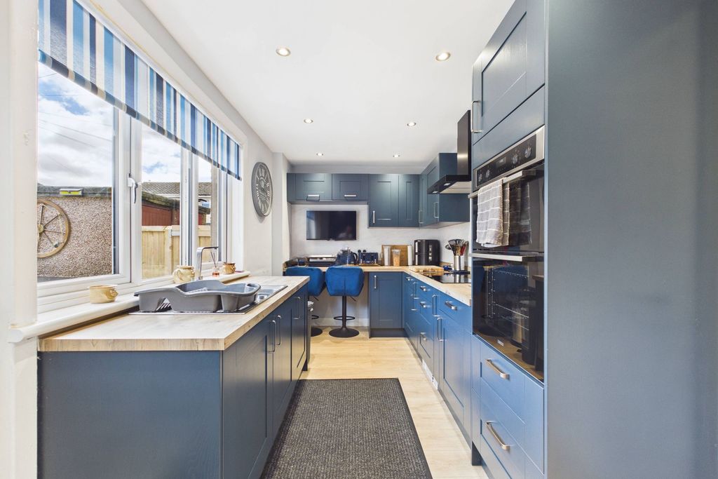 Property photo 3 of 14 Kitchen