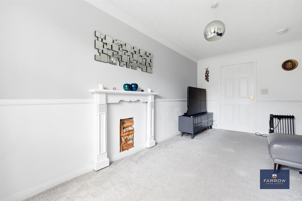 Property photo 3 of 32 Living Room