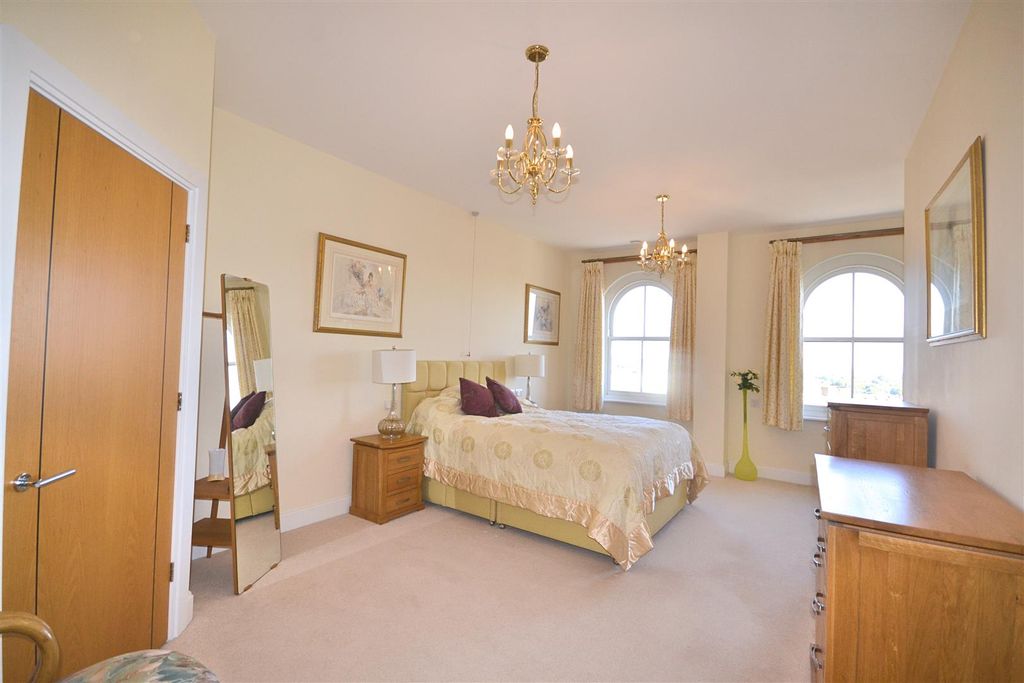 Property photo 3 of 17 0020.Png