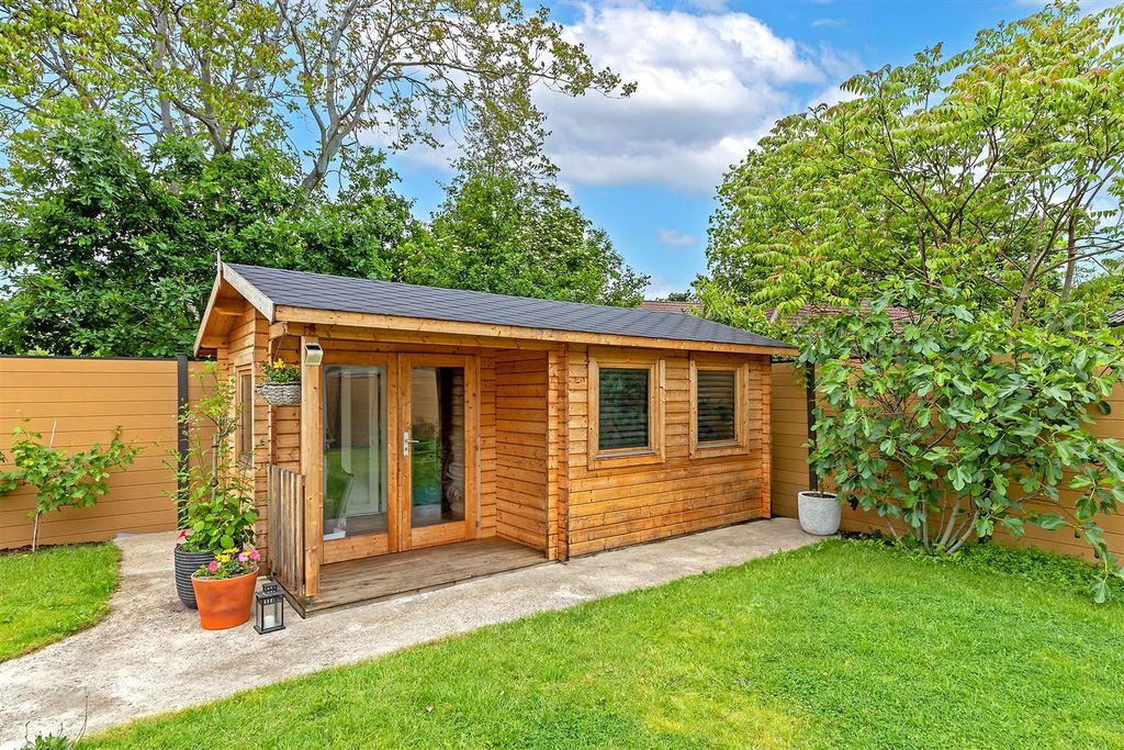 Property photo 3 of 34 25Westriding-56.Jpg