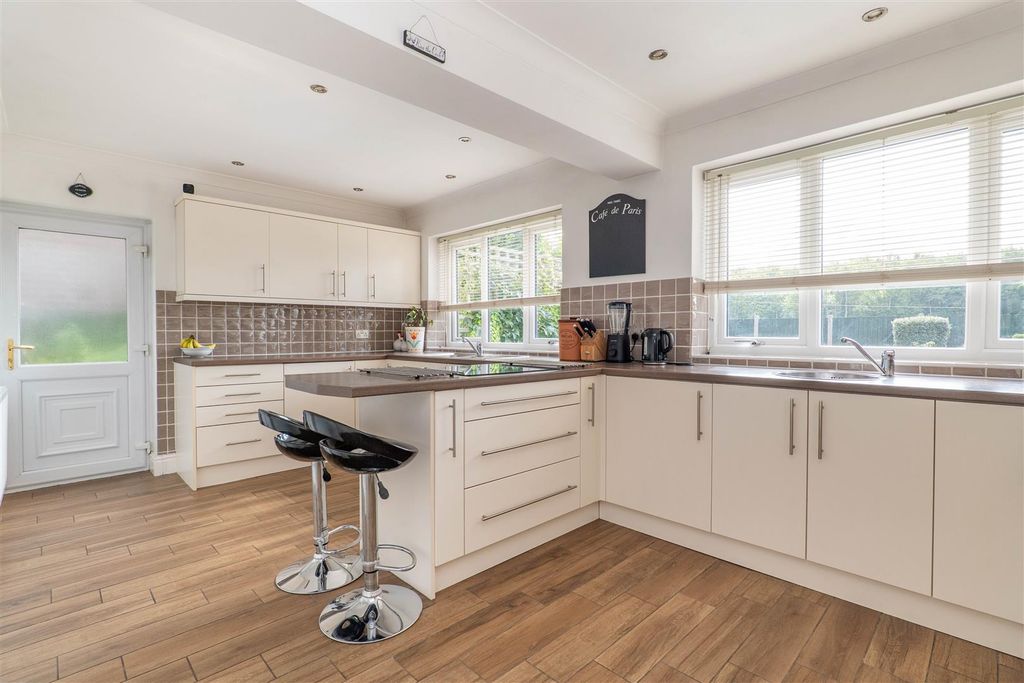 Property photo 2 of 35 Kitchen/Breakfast Room