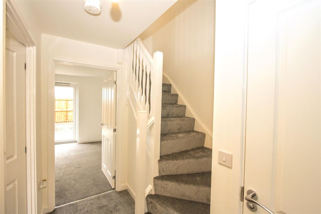 Property photo 3 of 14 Entrance Hall