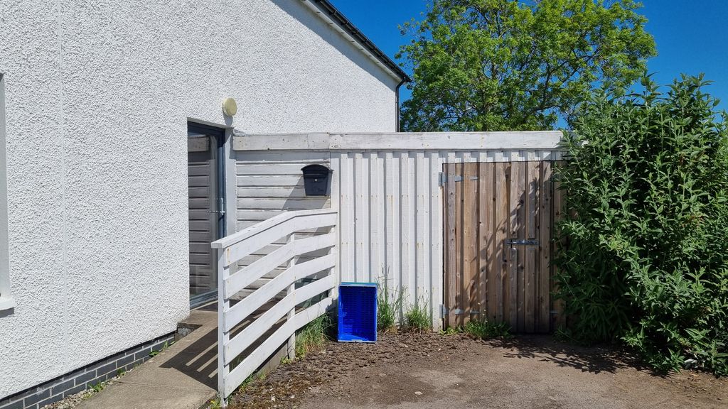 Property photo 2 of 27