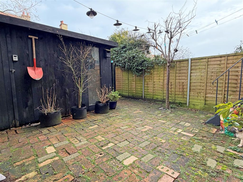 Property photo 3 of 17 Gdn2A.Jpg