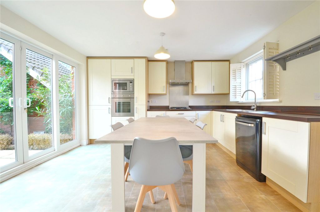 Property photo 2 of 17 Picture No. 12