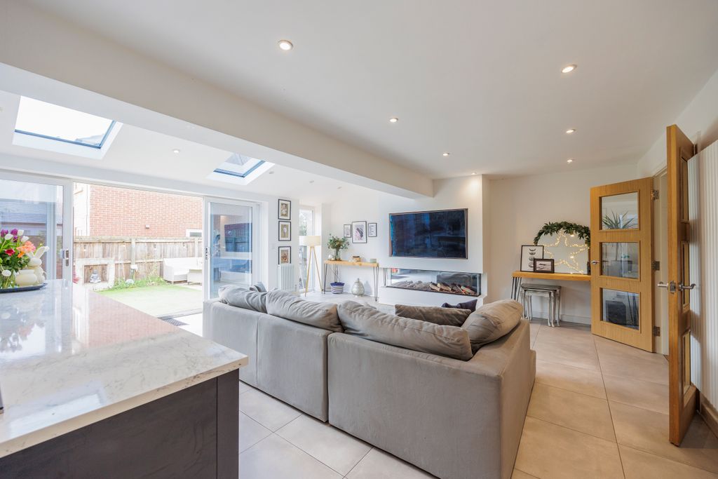 Property photo 2 of 31 16 Etherley-44