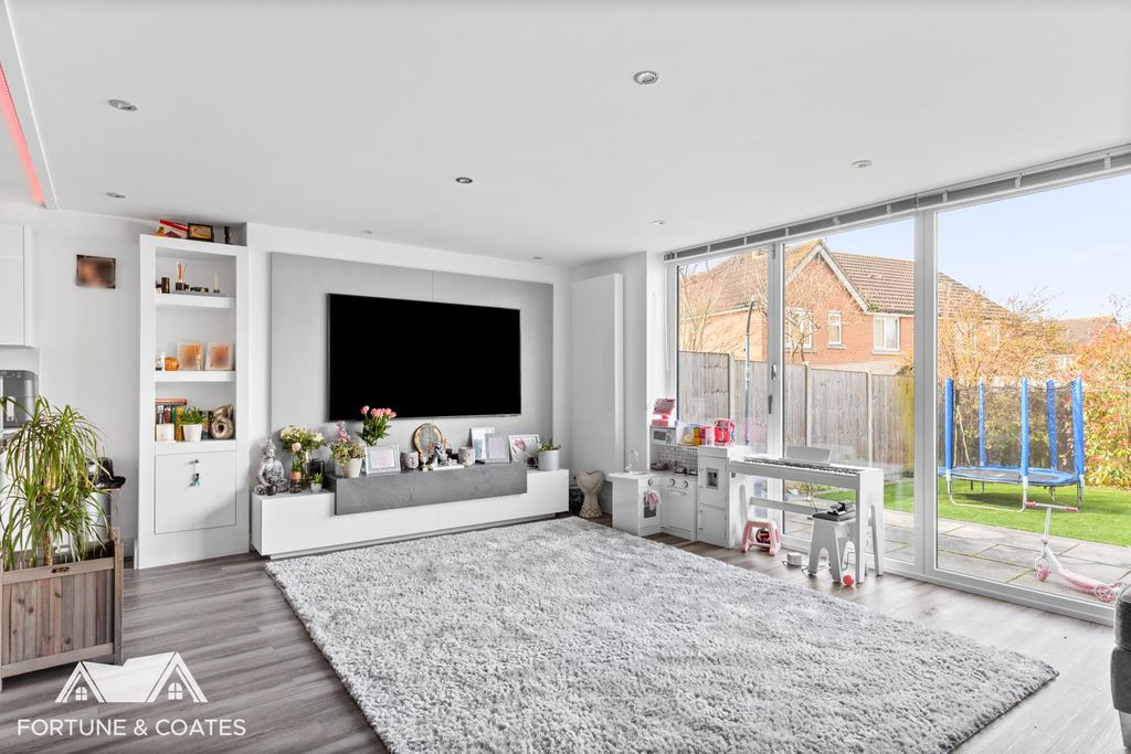 Property photo 3 of 26 Sheldonclose_3.Jpg