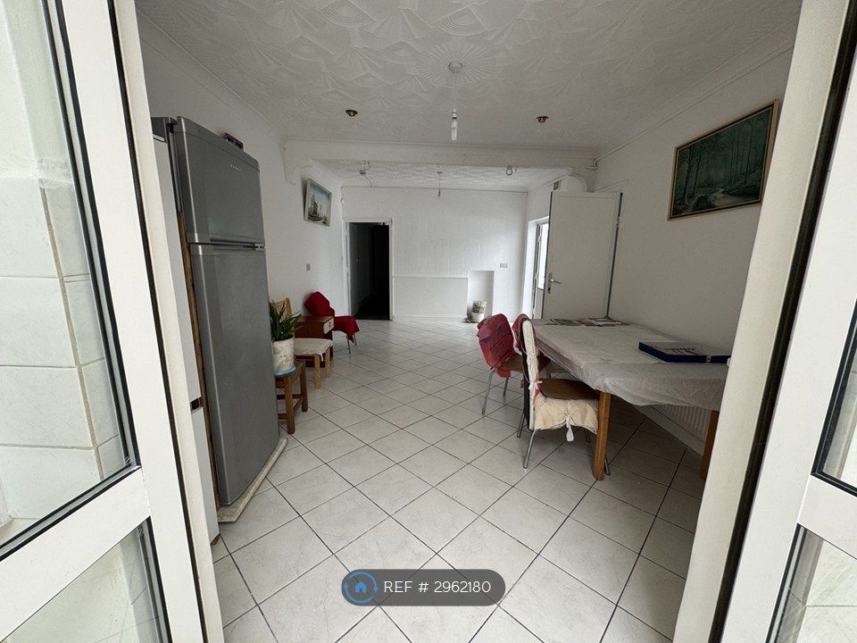 Property photo 2 of 28