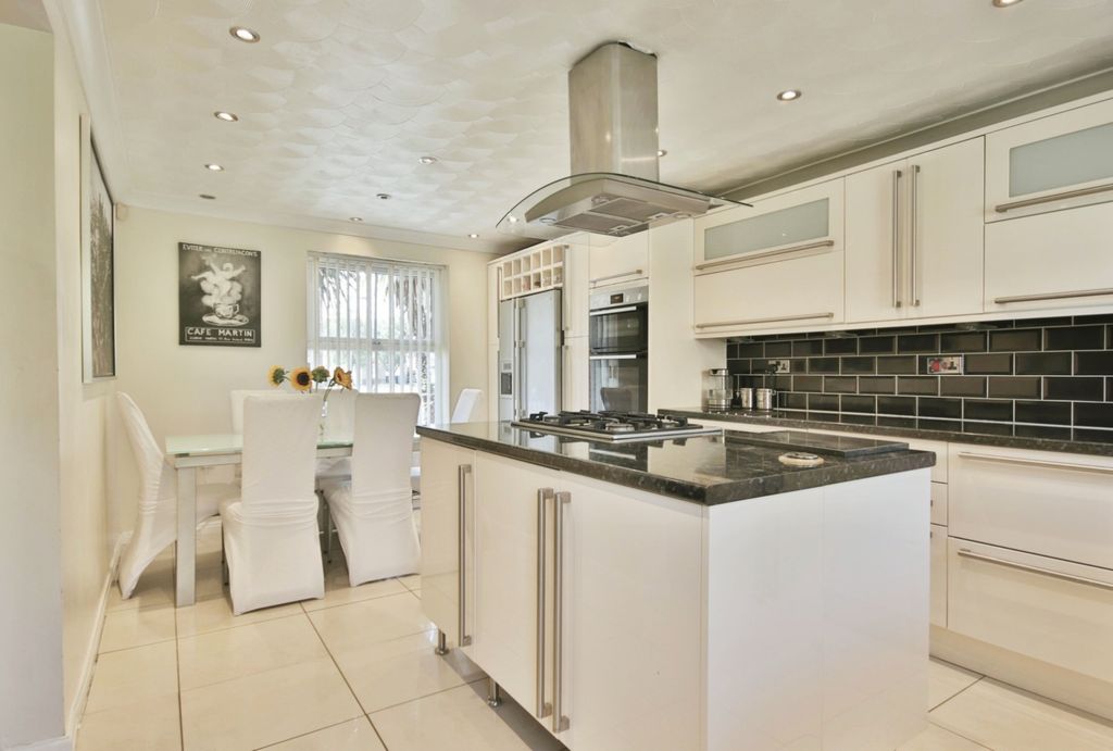 Property photo 3 of 16 4319406