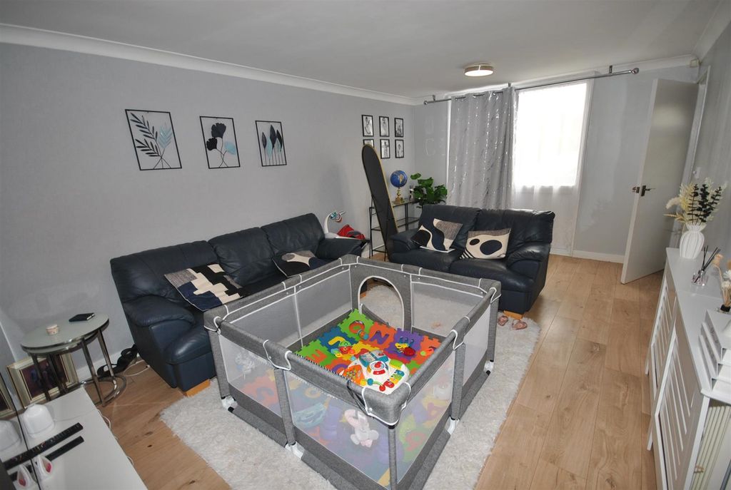 Property photo 3 of 11 Lounge