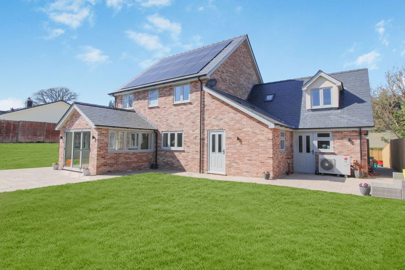 Property photo 2 of 18 Generous Modern Detached Family Home