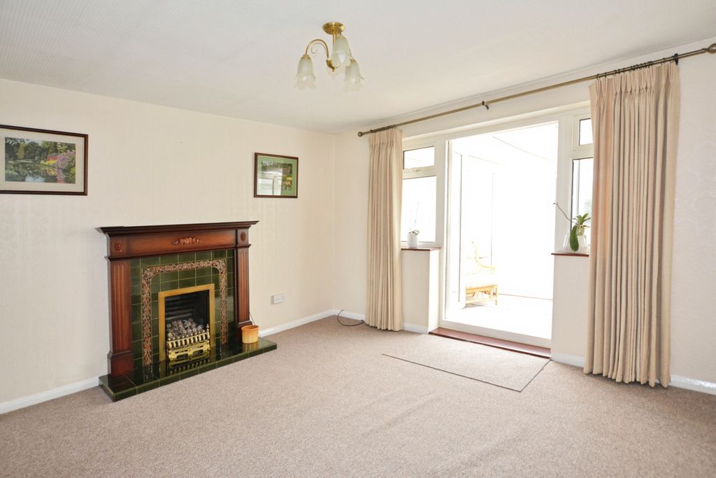 Property photo 3 of 12 Lounge (2)