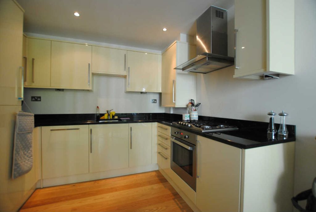 Property photo 3 of 7 Kitchen