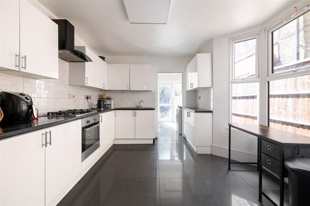 Property photo 3 of 22 Maryland Square, E15