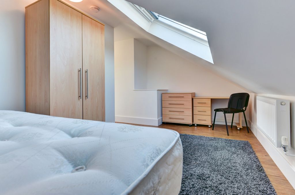 Property photo 3 of 12 A Bright And Well-Maintained Bedroom With A Large,...