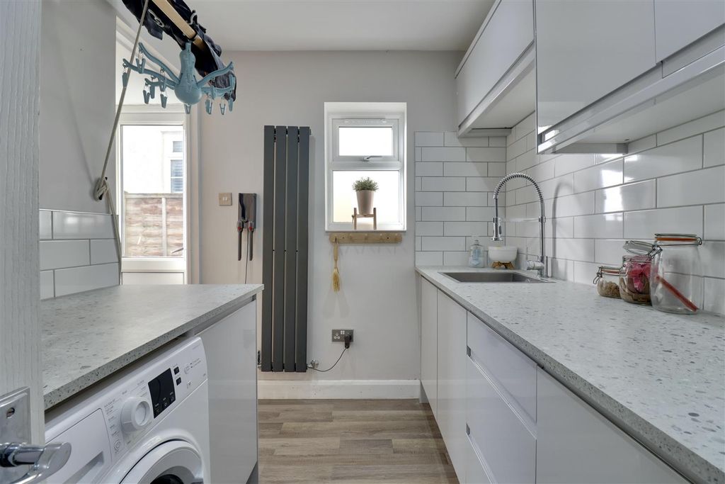 Property photo 3 of 19 5DC52D32-C408-4E4A-9A46-A6Eeba94A418_1_201_A.Jpeg