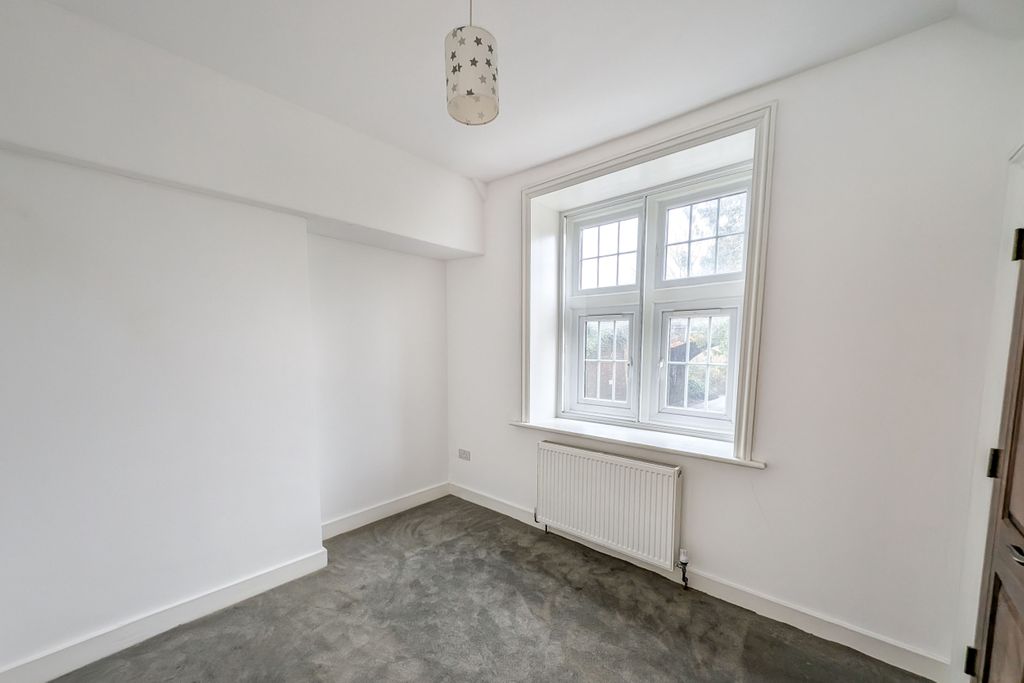 Property photo 3 of 25 Lower Birtley, Grayswood Road, Surrey, Gu27 2DL