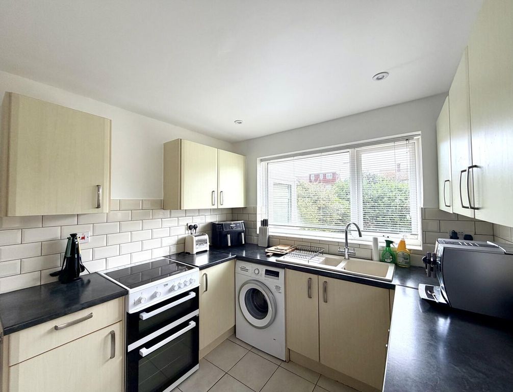 Property photo 3 of 8 Kitchen