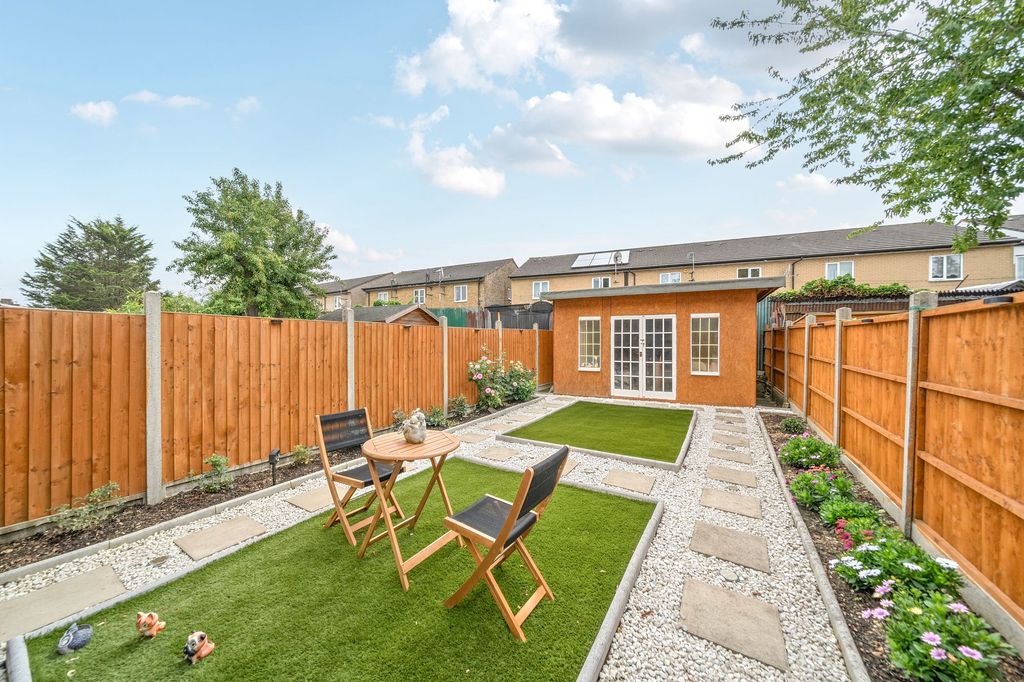 Property photo 2 of 14 Landscaped Garden
