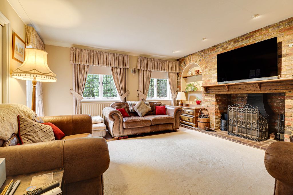 Property photo 2 of 33 Living Room