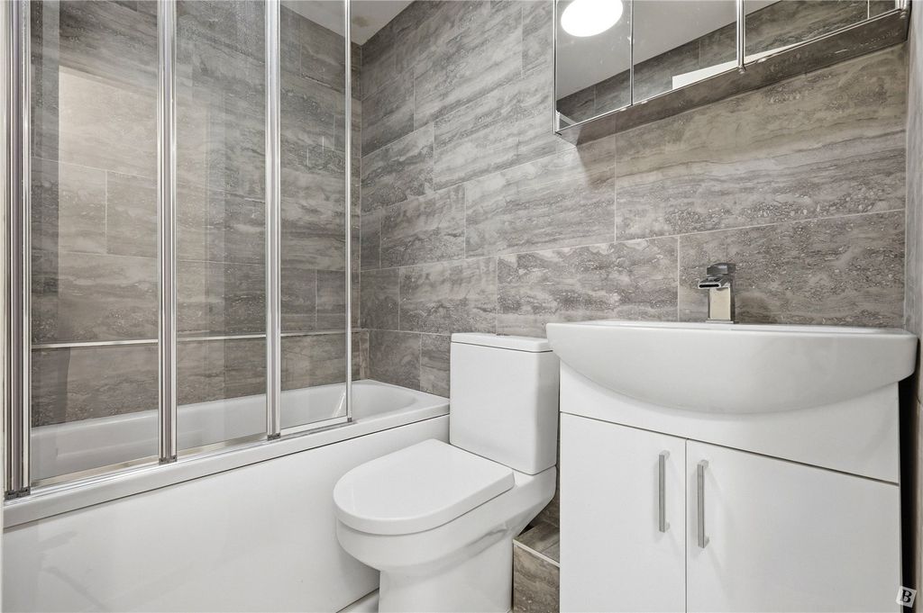 Property photo 3 of 11 Bathroom