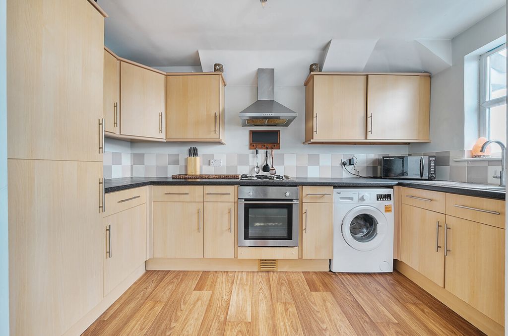 Property photo 2 of 13 1328850-1-6889E1d...