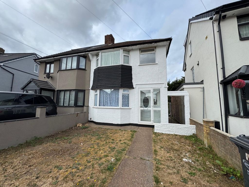 Property photo 1 of 9 Large 3 Bedroom Semi Detached House