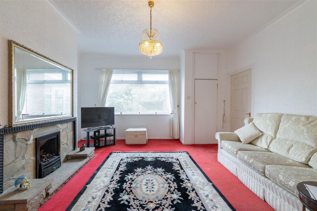 Property photo 2 of 11 Lounge