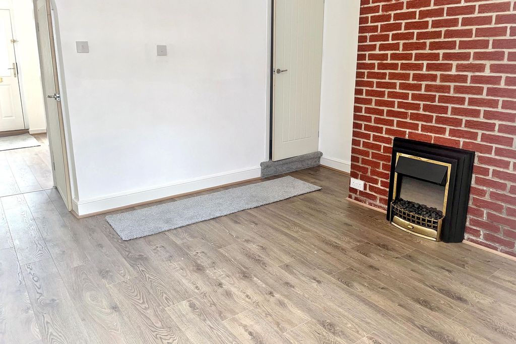 Property photo 3 of 19 5 Mansfield Road, Sutton-In-Ashfield, Nottinghamshire, Ng17 4El