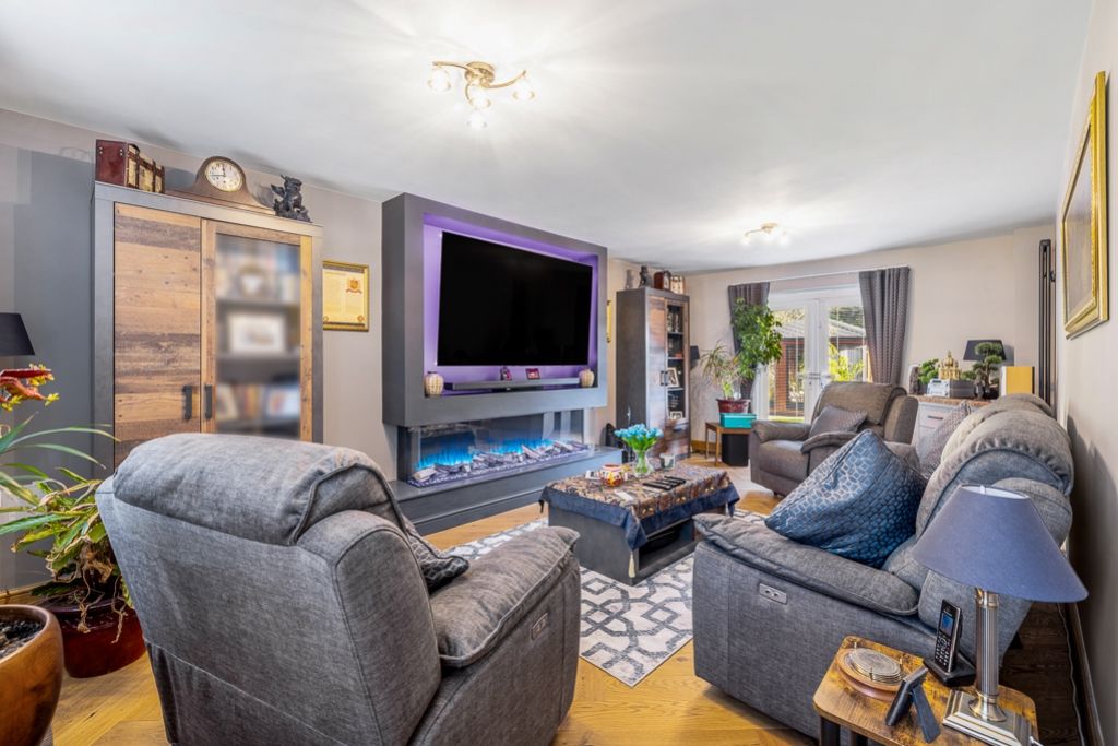 Property photo 2 of 27 1 Blue Cedar Drive (Fishtoft)-13