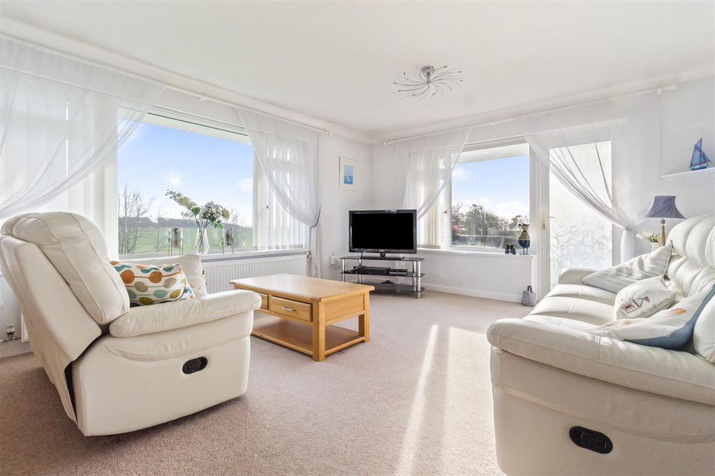 Property photo 3 of 21 7 St Hellier Court-005.Jpg