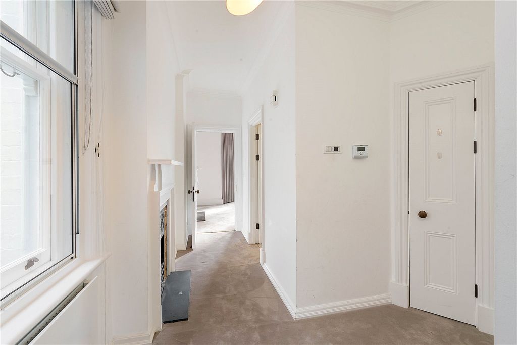 Property photo 3 of 6 Entrance Hall